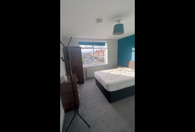 Rooms in house share  Main Photo