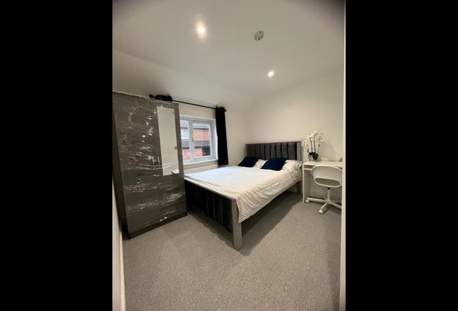 Large double ensuite room close to MK Centre Main Photo