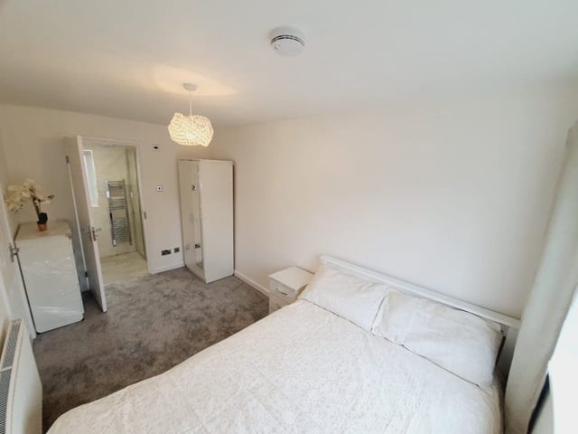 Large ensuite room in newly refurbished house Main Photo