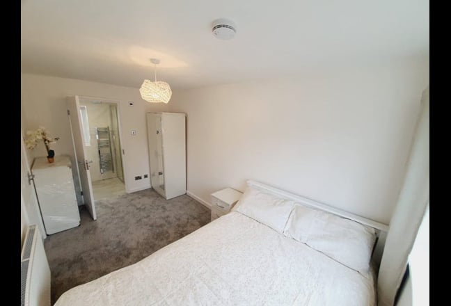 Large ensuite room in newly refurbished house Main Photo