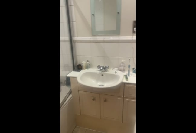 Large Double Room Ensuite Zone 1 Main Photo