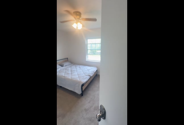 Room for rent in the Heart of DFW!Move in specials Main Photo