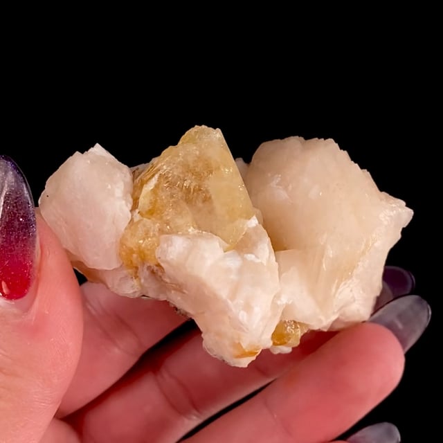 Powellite with Stilbite-(Ca)