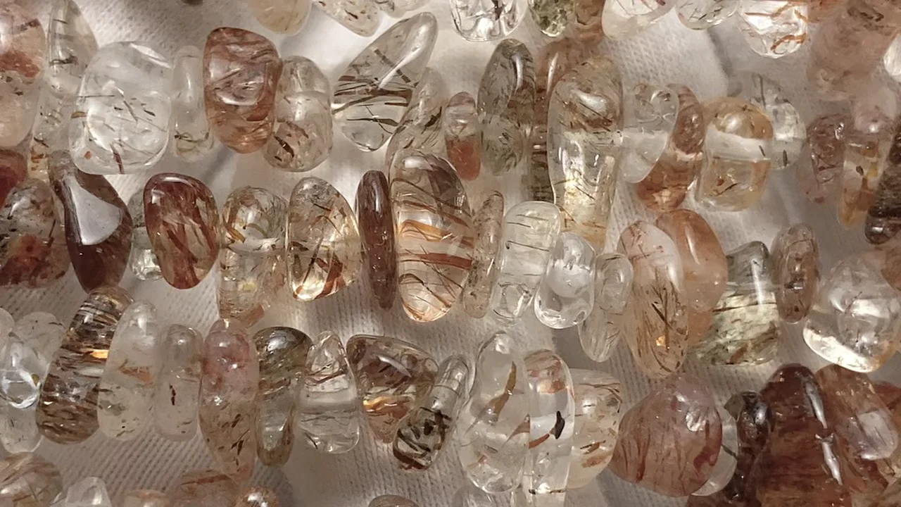 コッパールチルクォーツ チップ（ミニタンブル） 1連｜天然石ビーズの