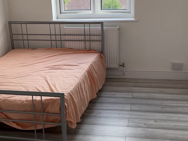 3 Bedroom Flat on Mile End Road, Queen Mary Uni Main Photo