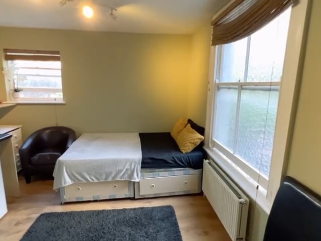 Single Bedsit Available in West Kensington Main Photo