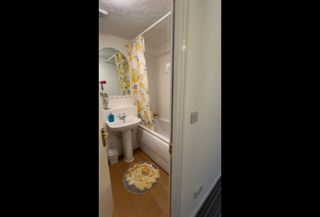 Single room in a clean house Main Photo