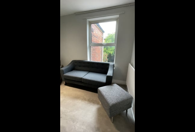 Bedroom for rent in student flat Main Photo