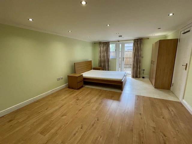 2 rooms self contained garden property  Main Photo