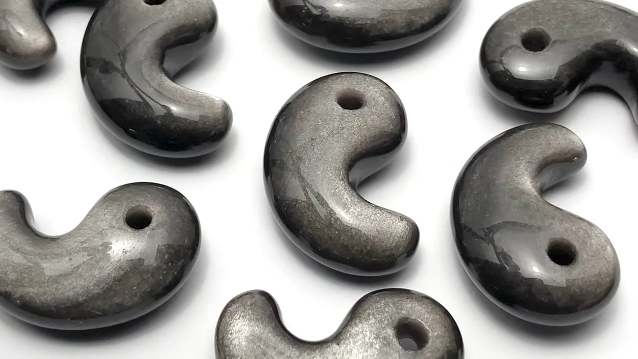 はじまりの勾玉 シルバーオブシディアン 勾玉30×20mm 1個｜天然石ビーズの卸問屋・通販