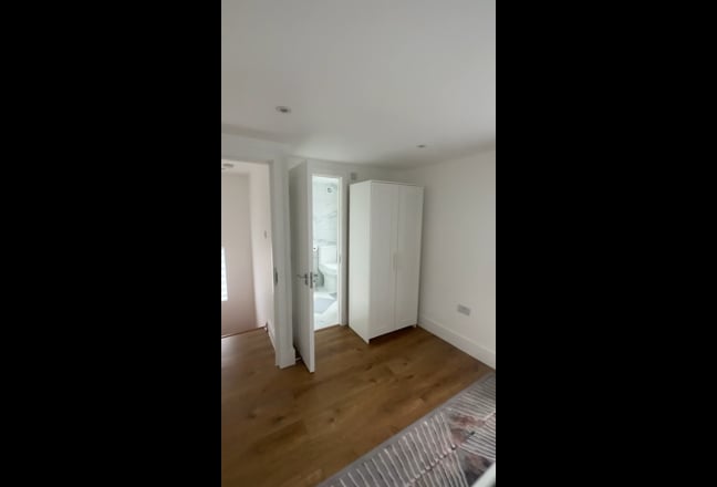 Spacious loft room with en suite and storage  Main Photo