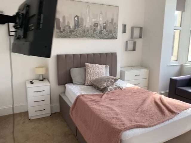 Large Double Bedroom Available in Chiswick W4 Main Photo