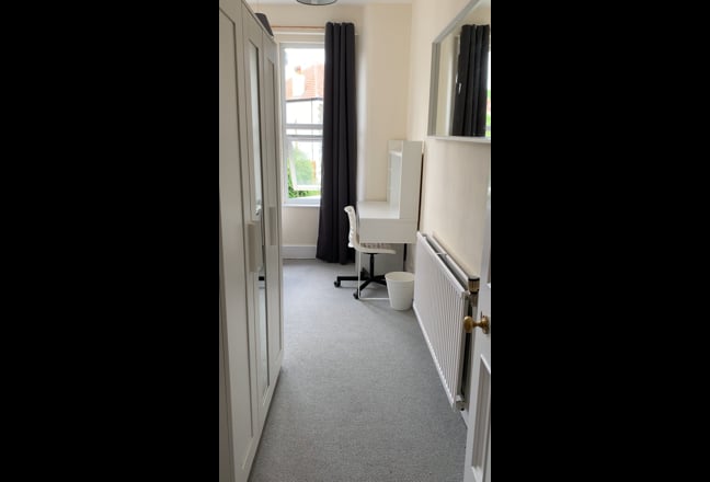 Small bright double room in lovely maisonette Main Photo