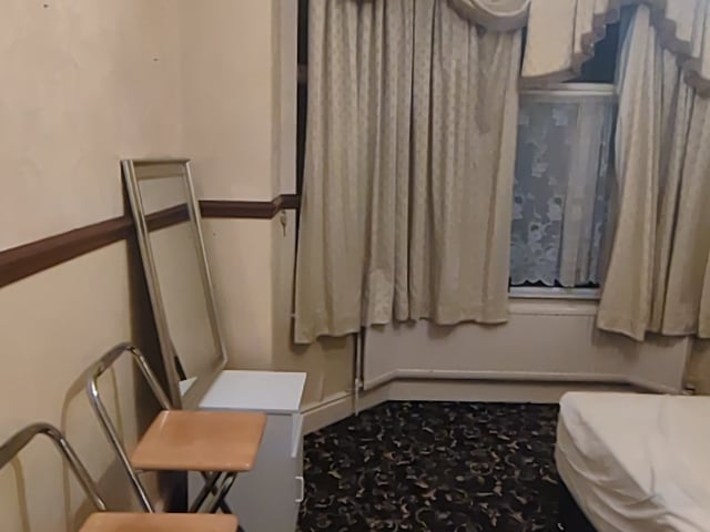 Big room available for couples/singles Main Photo