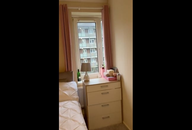 One Double Room Available for a Lady in E2 0Se Main Photo