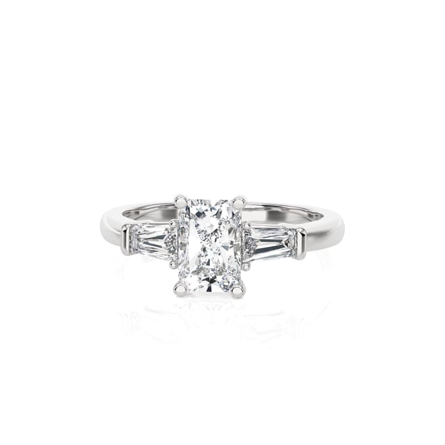 1.00 Karat Trilogie-Ring aus Weißgold mit laborgezüchtetem Diamant im Radiant-Schliff und konischen laborgezüchteten Baguettes