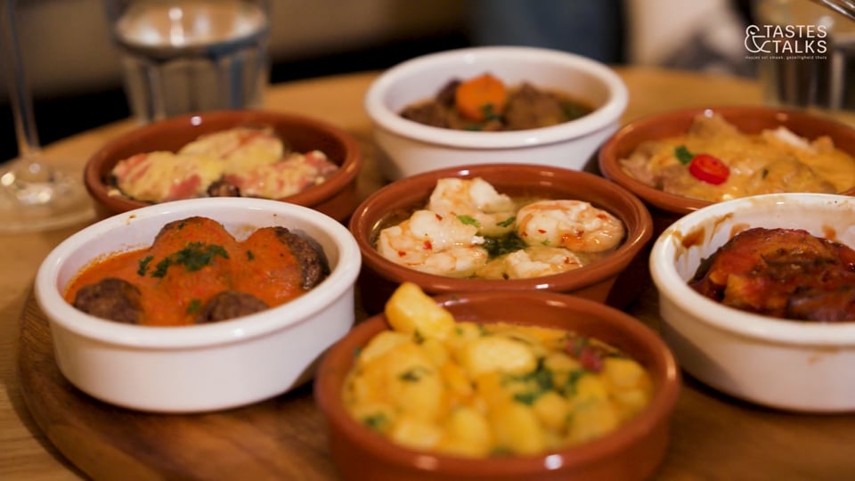 Video afspelen "Promotievideo | Tastes & Talkes - Hapjes vol smaak (2024) (kort)"