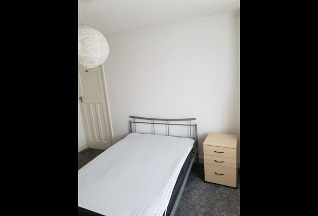 Large Double Room Landlord  Separate Living Quart Main Photo