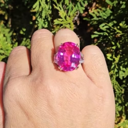 18CT(20x15mm) oval with 3 TCW halfmoon sides