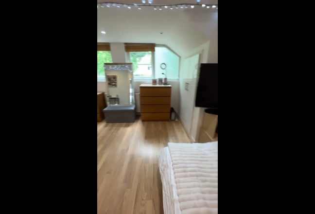 Very large double room to rent Main Photo