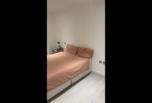 Double room in battersea with own bathroom  Main Photo