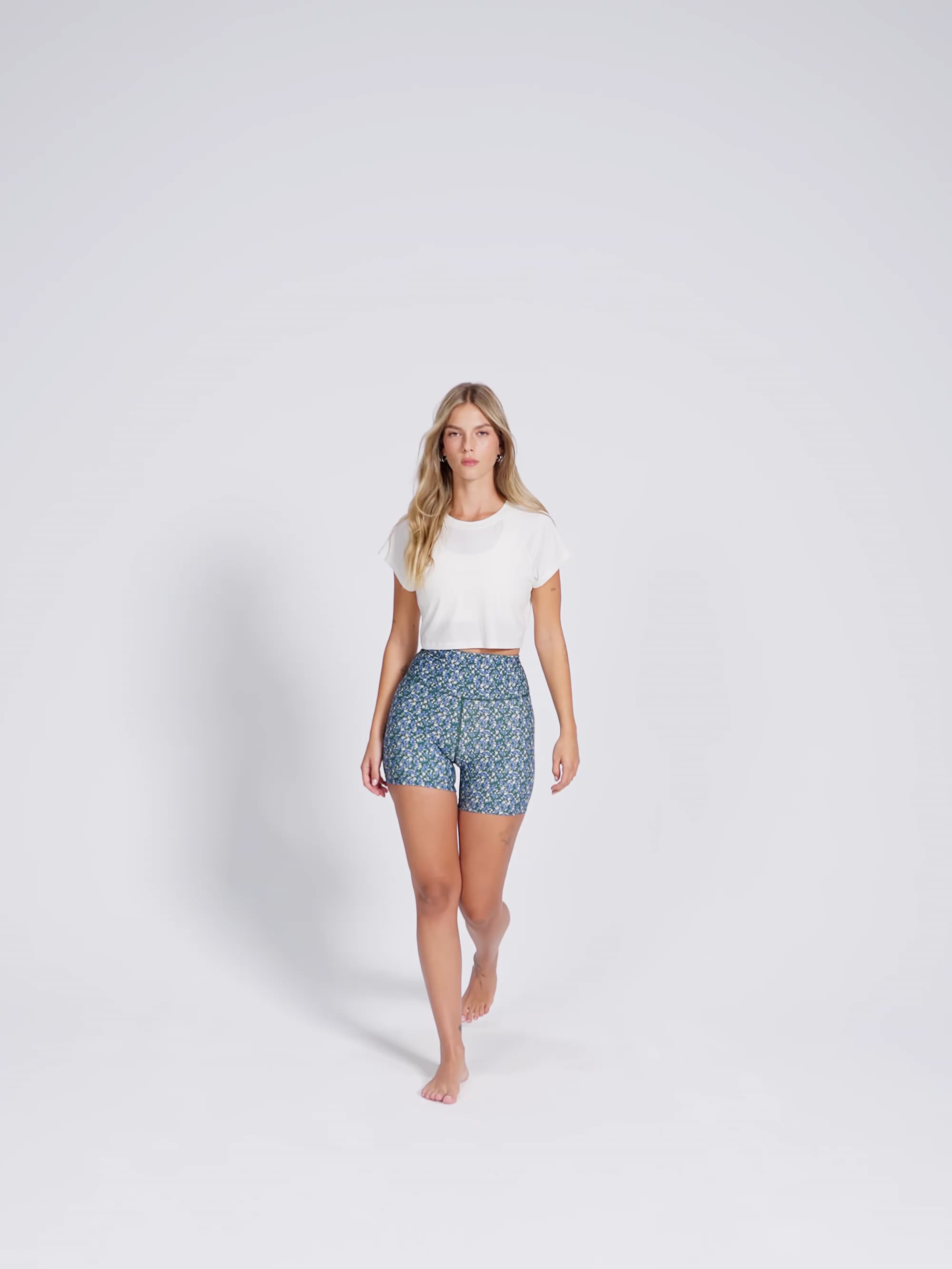 חולצת קרופ קצרה בשילוב כותנת פימה