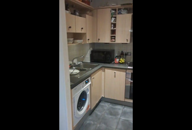 1 double bed room available in a 2 room flat  Main Photo