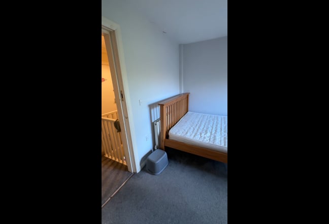 Room available in 4 bedroom house Main Photo