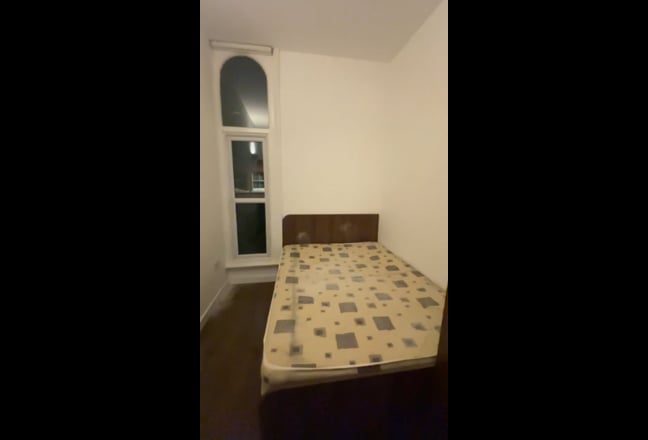 Double room in 3 bed flat, 2 mins from UoL  Main Photo