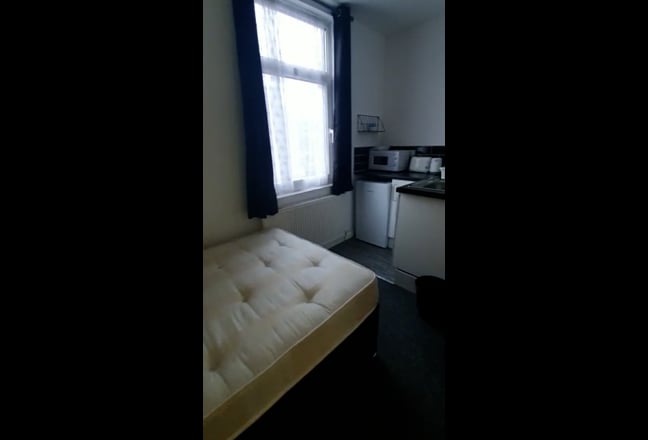 Double ensuite / kitchenette Nr MeadowHall Main Photo