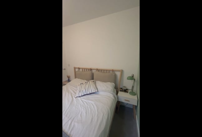 Short term let - Modern double room and bathroom Main Photo