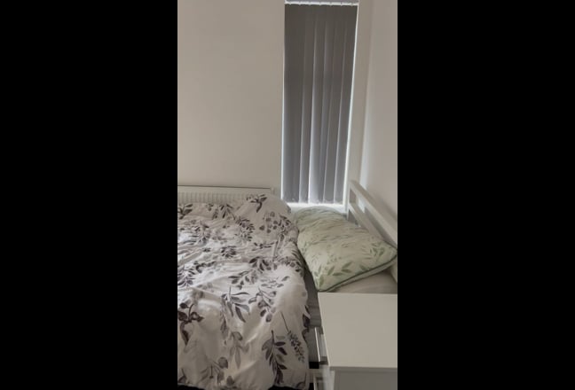 En-suite double room available bills included  Main Photo