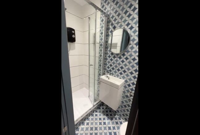 1 Stylish Ensuite for Rent in SW16  Main Photo