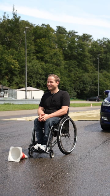 Vertical_Als Rollifahrer beim Fahrsicherheitstraining