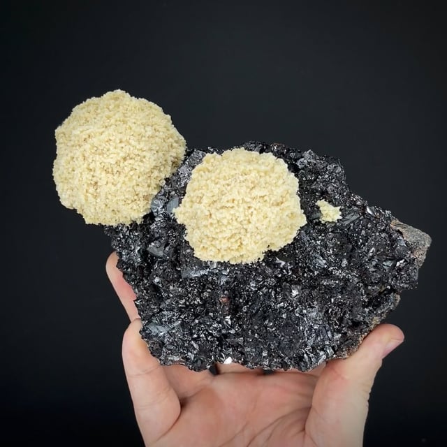 Baryte "balls" on Sphalerite