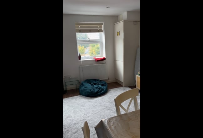 Modern 1 Bed flat near major transport hubs Main Photo