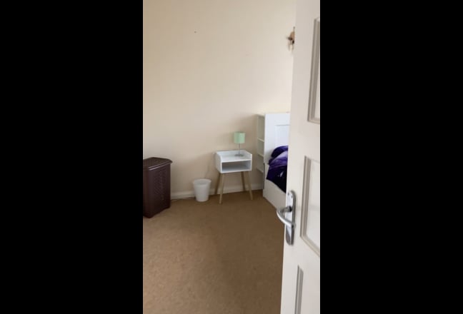 Spacious double room for rent Main Photo