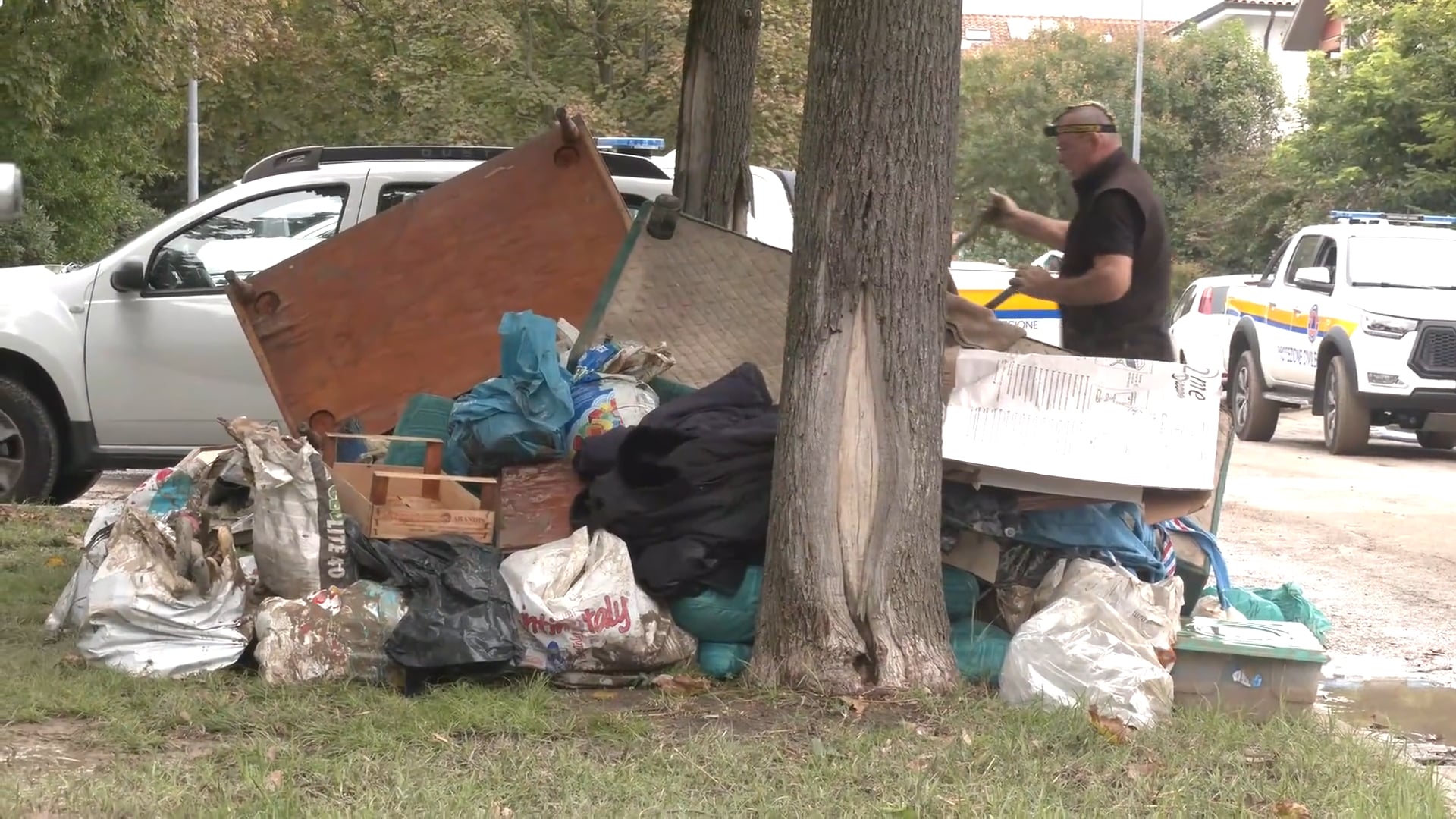 Budrio: fango per strada, garage e cantine allagate, ma tanta solidarietà fra la gente
