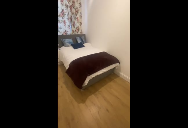 Bright Double Room in Clean, Friendly House  Main Photo