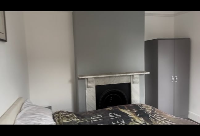 Spacious double room to rent Main Photo