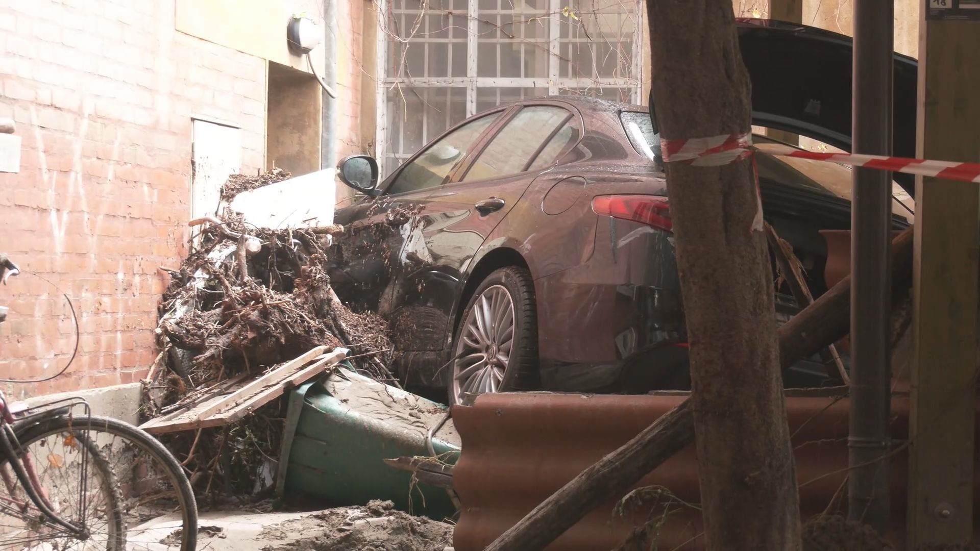 Via Andrea Costa riapre al traffico ma continua a spalare