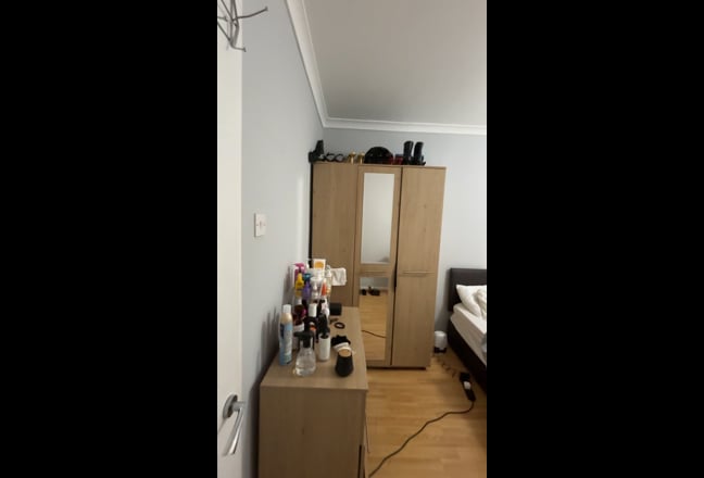 Small Double Room in Canary Wharf Main Photo