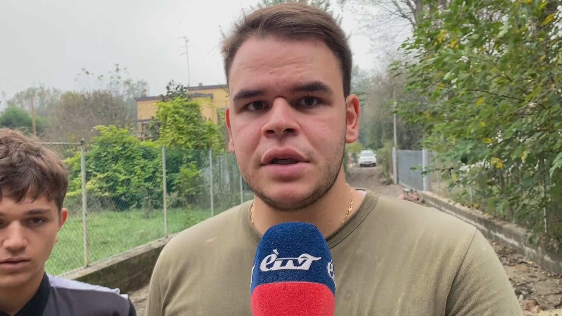 Volontari al lavoro senza sosta per ripulire le strade