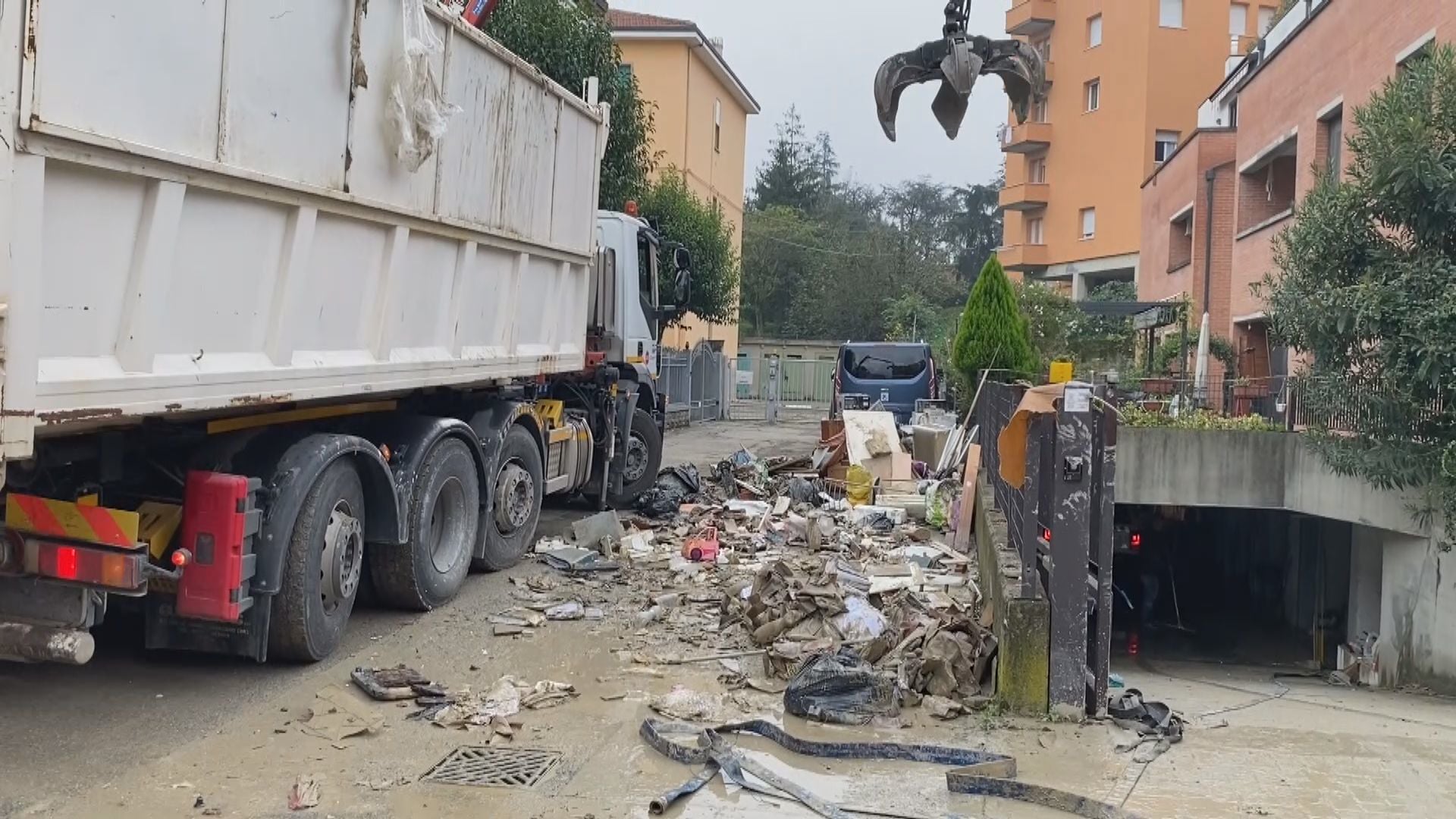 A Corticella danni ingenti alle abitazioni per i tombini “esplosi” e la tracimazione del canale Navile