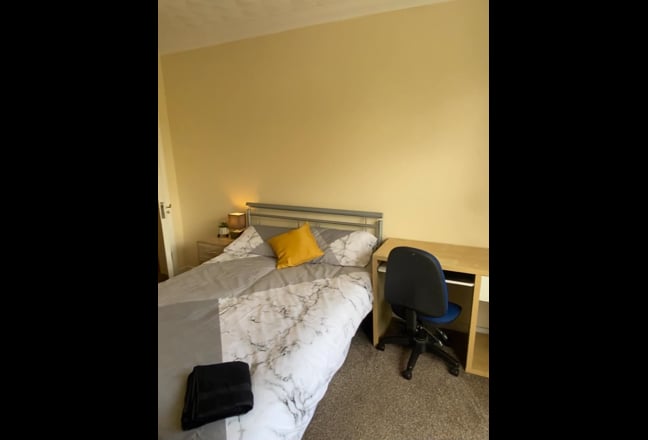 Large Double Room- No Deposit Required! Main Photo