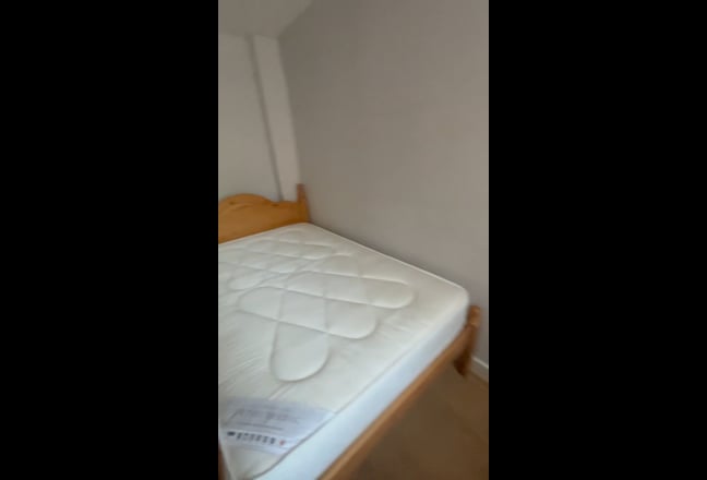 Room Available in a 6-Bedroom House (Milton Road) Main Photo