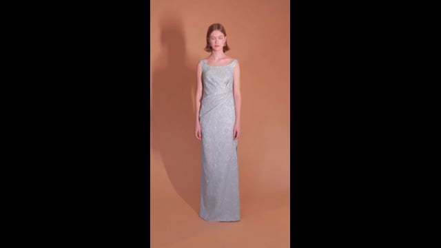 Vestido longo, reto, com pregas na cintura, em jacquard.