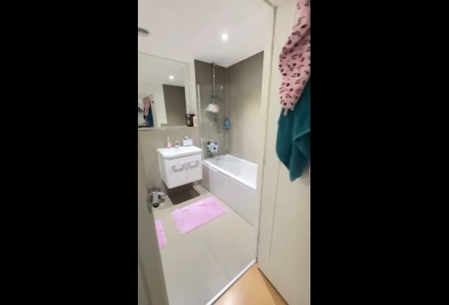 🏡 En-Suite & Double Room Available in Modern flat Main Photo