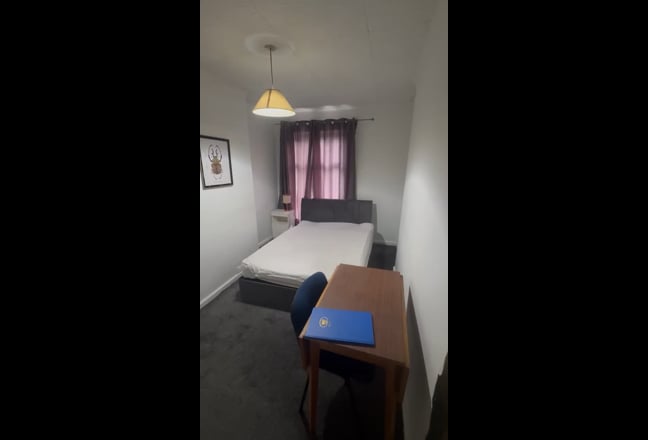 1 Room in a 2bed house Main Photo