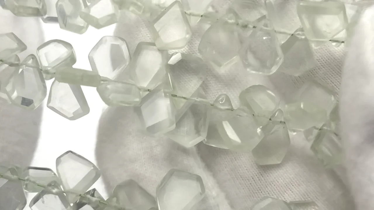グリーンアメジスト ラフスライスカット 半連/1連（約18cm）｜天然石 